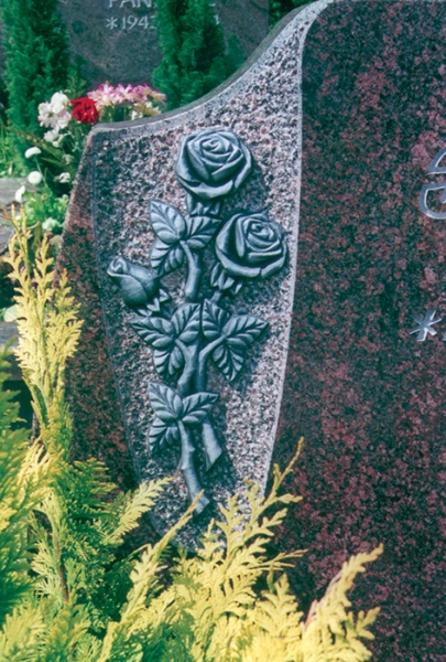 Kunsthandwerklich gefertiger Grabstein mit Rosenranke aus Bronze