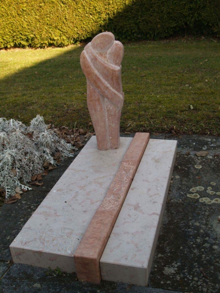 Grabplatte mit Skulptur