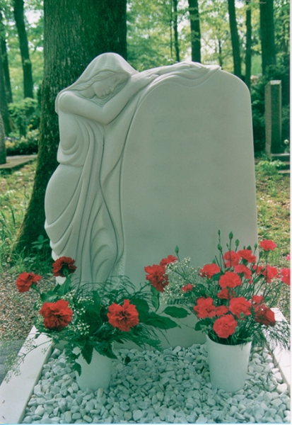 Kunsthandwerklich gefertigter Grabstein mit trauernder Figur eingearbeitet