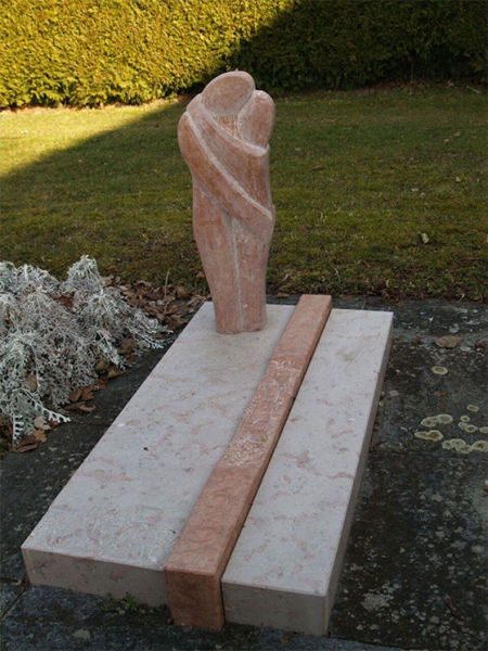 Grabplatte aus Naturstein mit Engelskulptur - Steinwerkstatt Weinmann