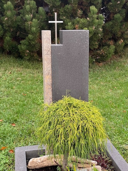 Klassisch edler Grabstein - modern in farblich unterschiedlichem Naturstein mit Bronzekreuz