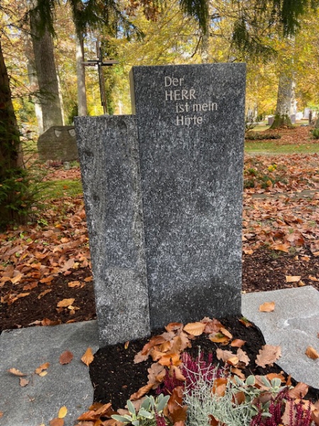 Zweiteiliger Grabstein mit großflächiger Abdeckung für pflegeleichte Bepflanzung