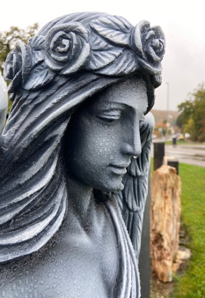 Große Steinskulptur Engel-Madonna