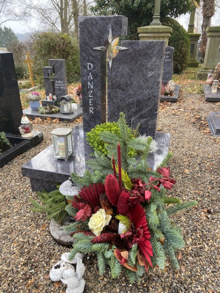 Urnen grabanlage mit Komplettabdeckung und Grabstein mit Symbol Edelsteinkreuz von Steinmetz Weinman