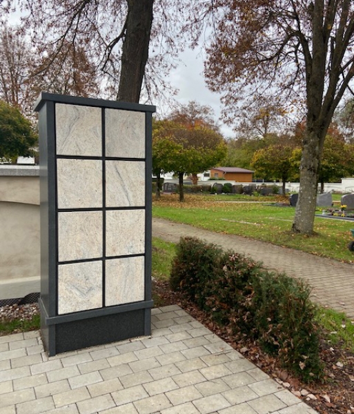 Urnenstele auf dem Friedhof in Bächingen mit acht Urnennischen erstellt von Steinwerkstatt Weinmann,