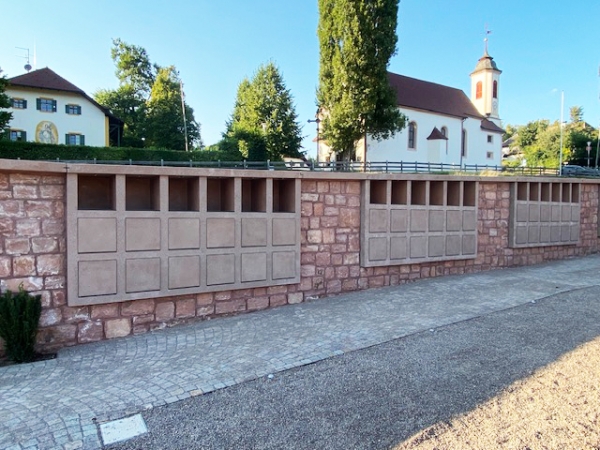 Urnenwandanlage eingepasst in Friedhofsmauer in Ritten-Oberbozen