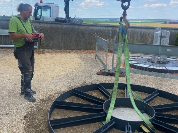 Herr Weinmann justiert den Urnenring auf dem Friedhof Dunstelkingen