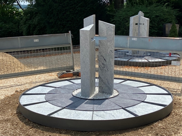 Fertige Urnenring-Erweiterung auf dem Friedhof Dunstelkingen - errrichtet von Steinwerkstatt Weinman