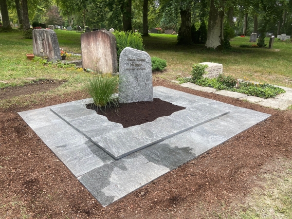 Grabanlage - modern mit stufiger Grabeinfassung