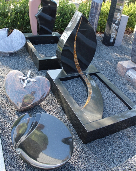 Polierte Grabsteine und Grabgestaltungselemente in der Ausstellung der Steinwerkstatt Weinmann