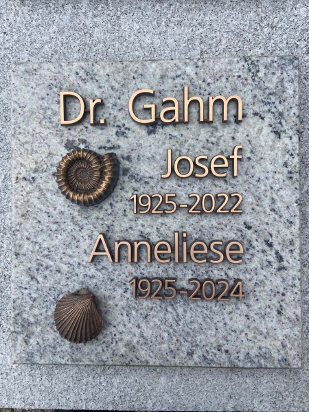 Beschriftete und mit Muscheln gestaltete Urnenwandplatte