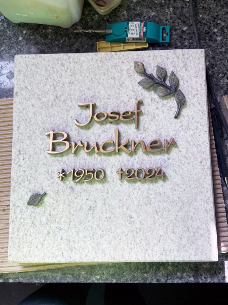 Urnenwandplatte mit Bronzeschrift und Zierelementen in Blattform