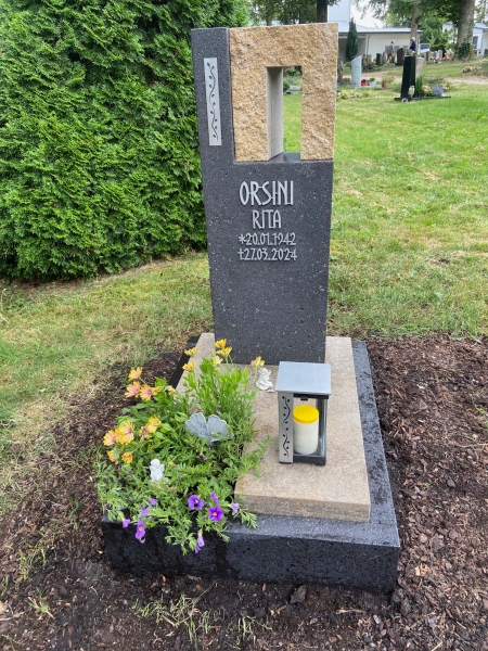 Interessantes Grabmal mit Himmelstor