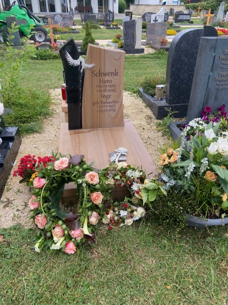 Doppelgrabstätte mit ganzflächiger Grabplatte und zweigeteiltem Grabstein mit Figur