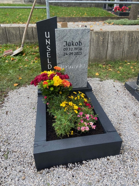 Schlicht und einfach gestaltete Grabanlage in Bicolor