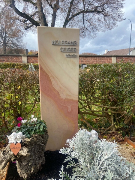 Grabanlage schlicht gestaltet mit ausgefallenem Material