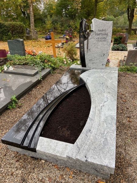 Einzelgrab mit Teilabdeckung in organischen Formen 