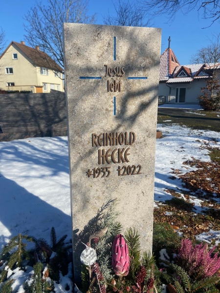 Schlichte Grabsteinstele gefertigt von der Steinwerkstatt Weinmann