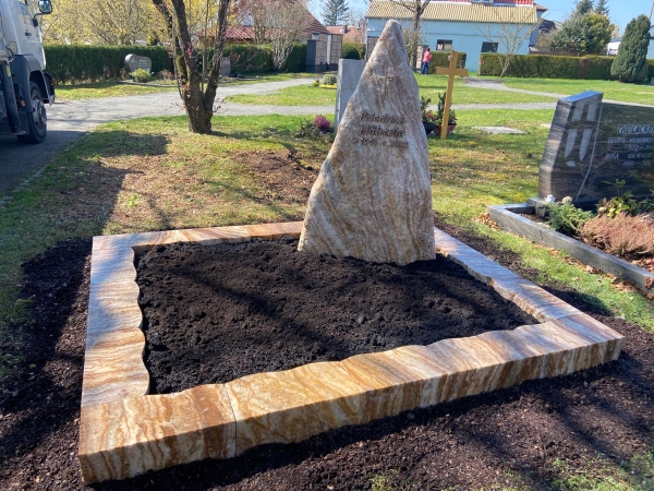 Naturbelassene Steinstele aus Odenwälder Quarz mit Grabumrandung